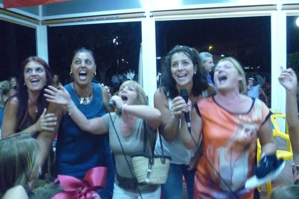 Cantando en el karaoke