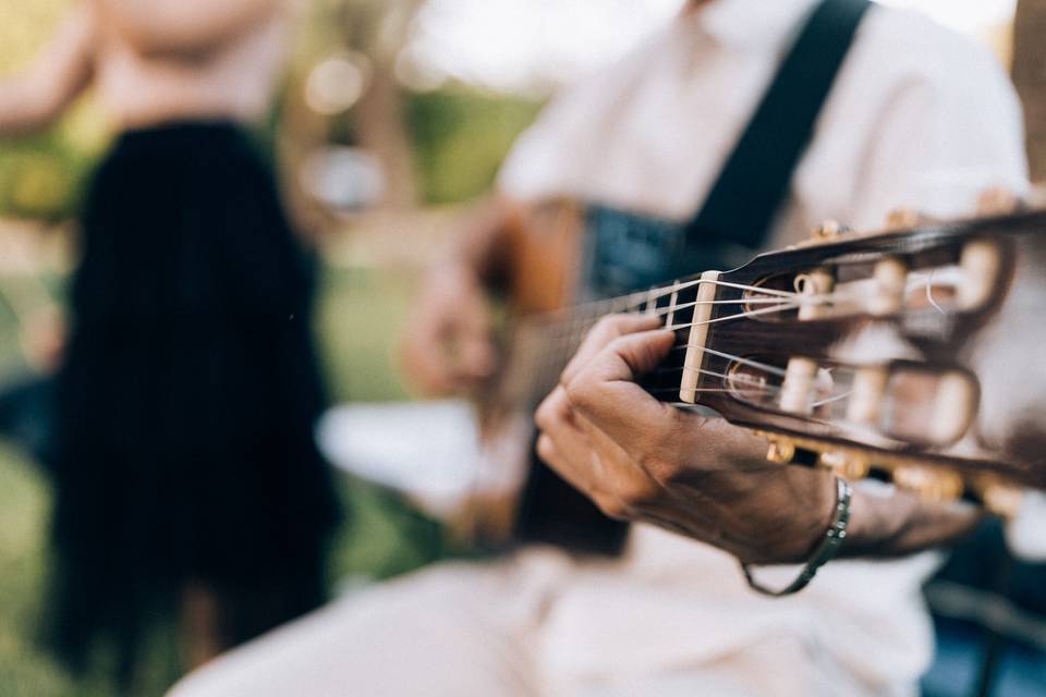 Guitarra, voz y violín