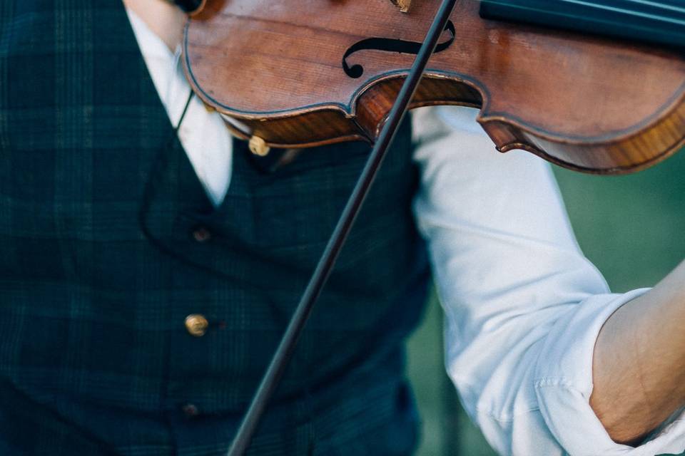 Guitarra, voz y violín