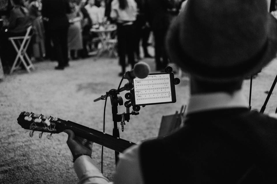 Guitarra, voz y violín