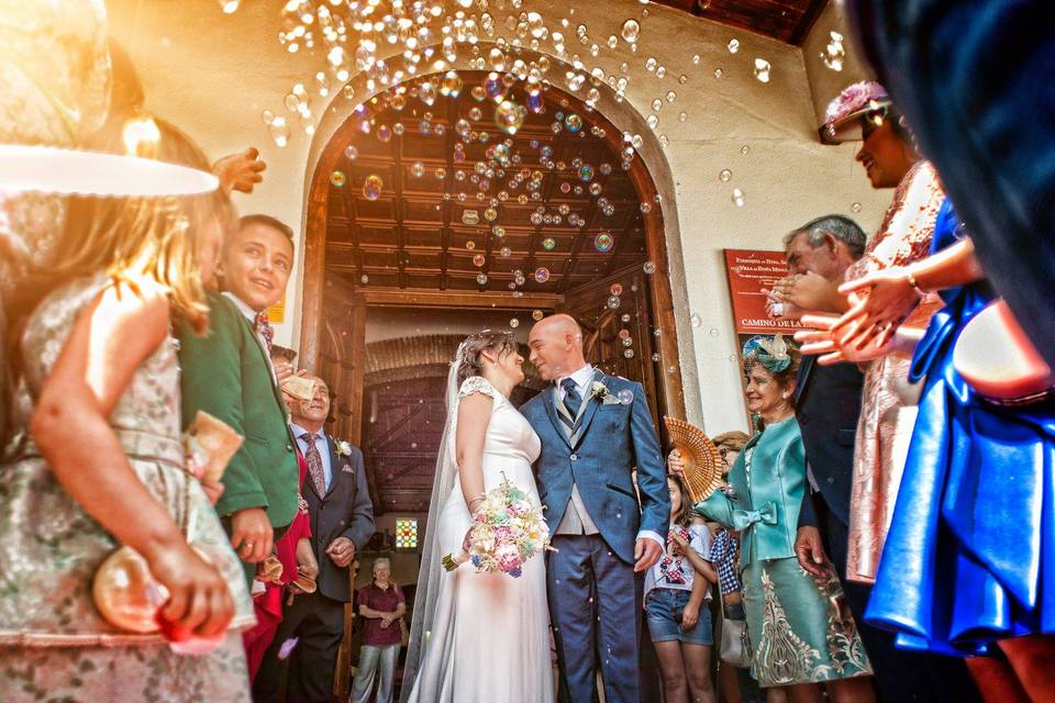 Salida de iglesia con pompas de jabón