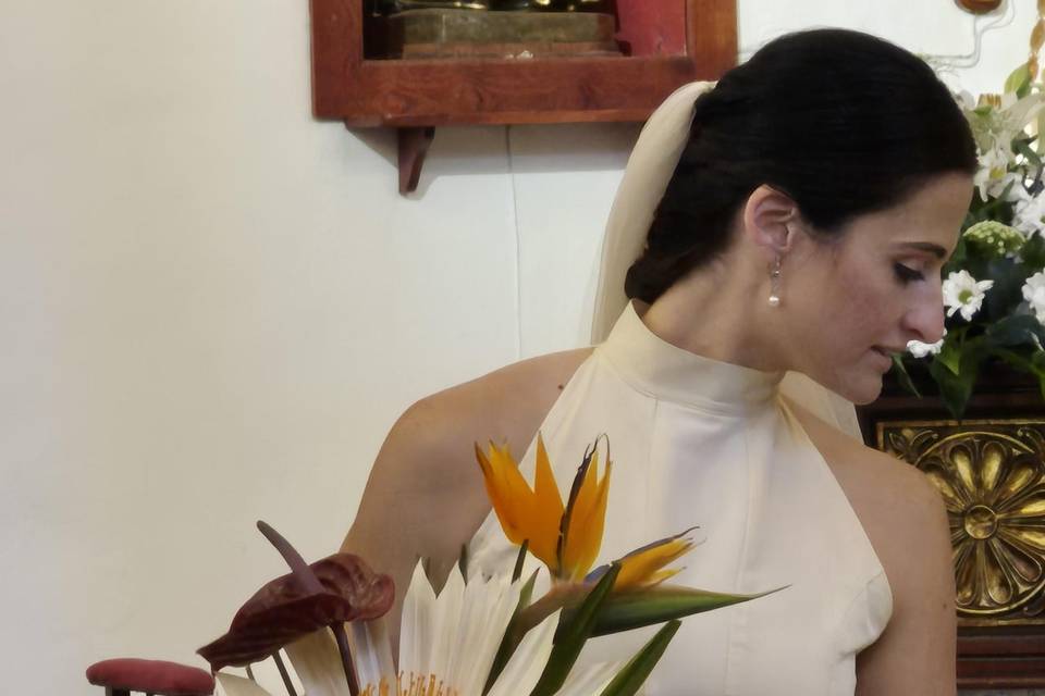 N. con su ramo de novia