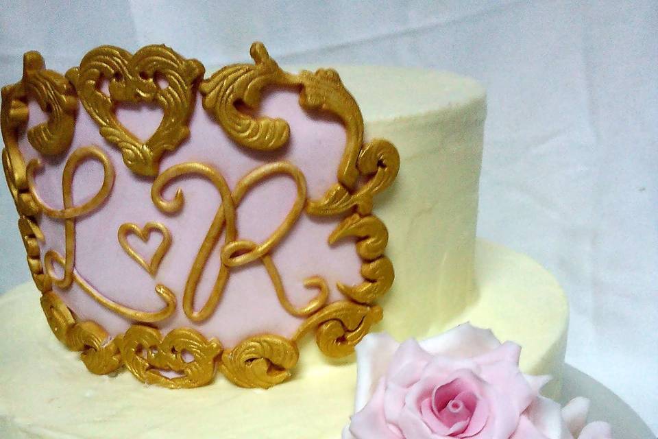 Tarta con rosas de azúcar