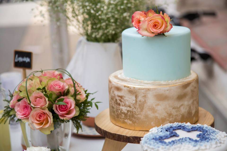 Cake pan de oro y flores