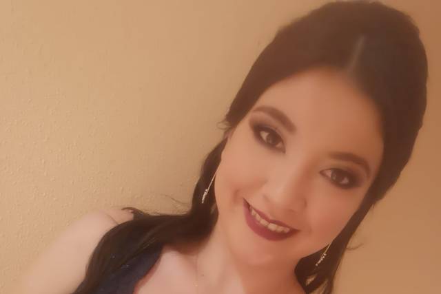 Maquillaje y semirrecogido