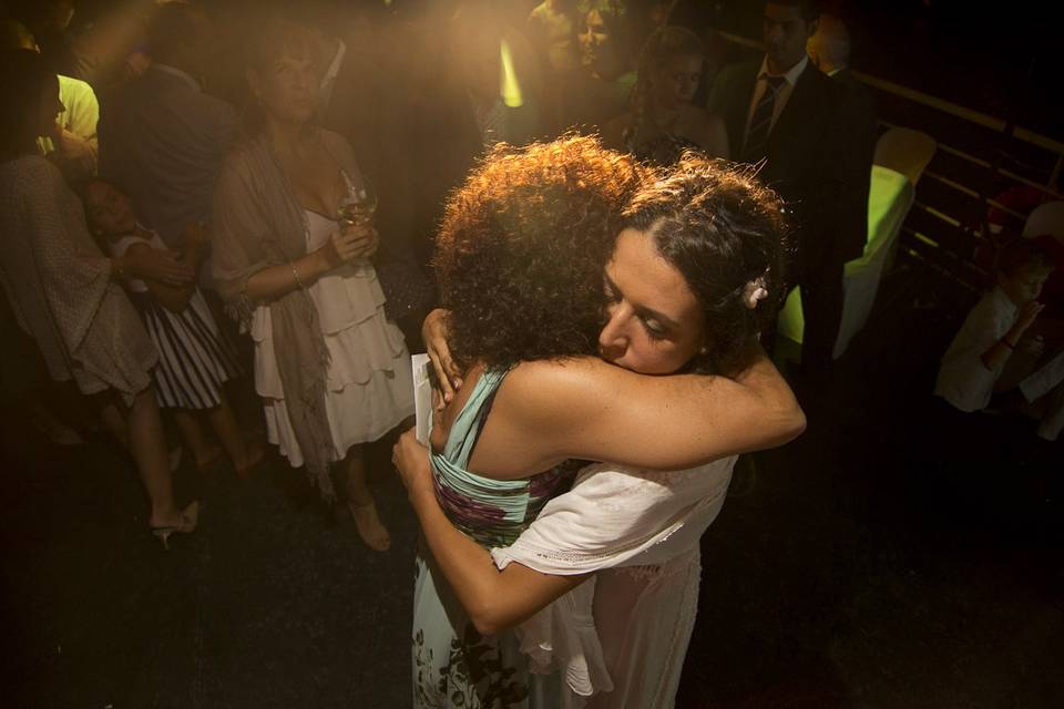 Abrazo de amigas íntimas