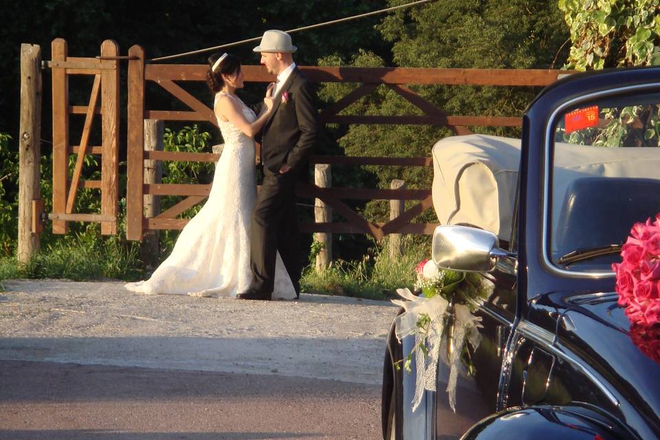 Los novios lejos del coche