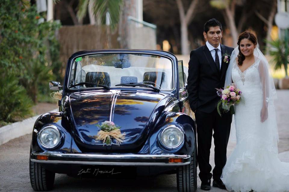 Los novios lejos del coche