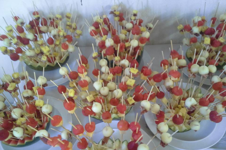 Brochetas fruta/jamón/queso