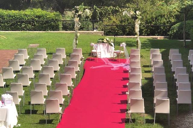 Boda civil en el jardín del hotel