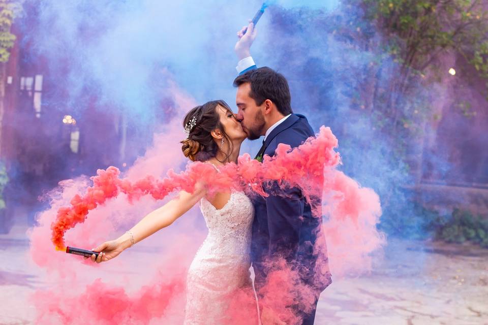 Boda con bengalas de humo