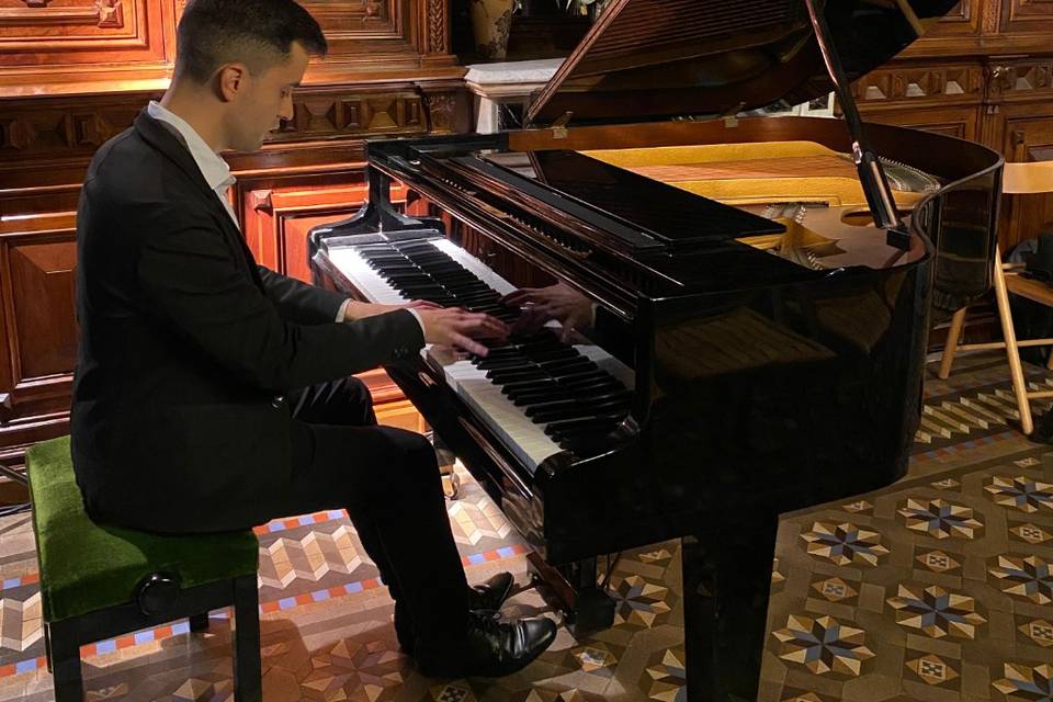 Woody the piano man