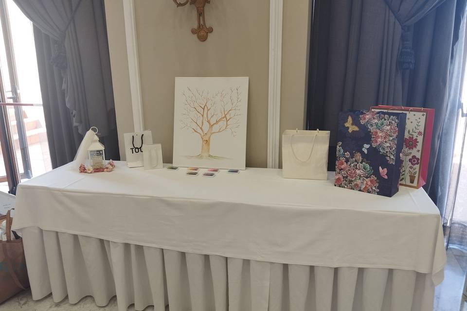 Mesa regalos/árbol de huellas