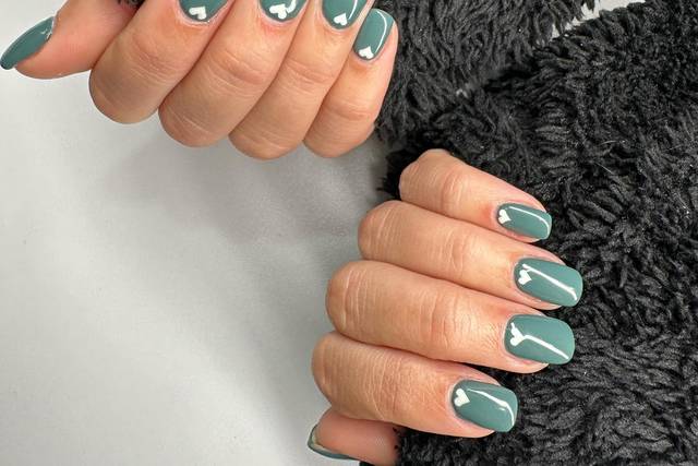 Manicura color verde azulado