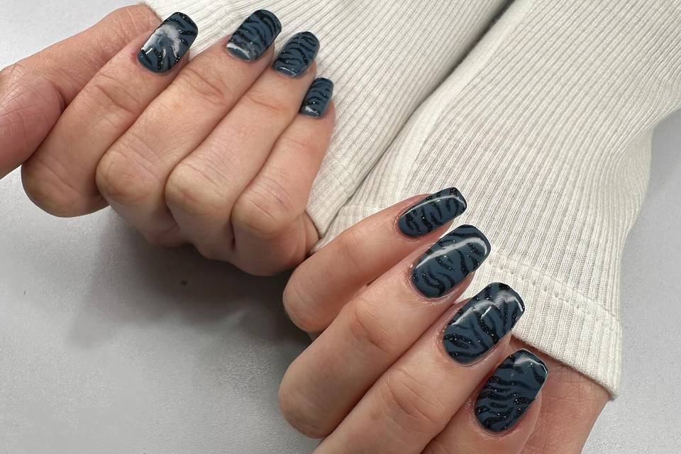 Manicura azul con detalles negros