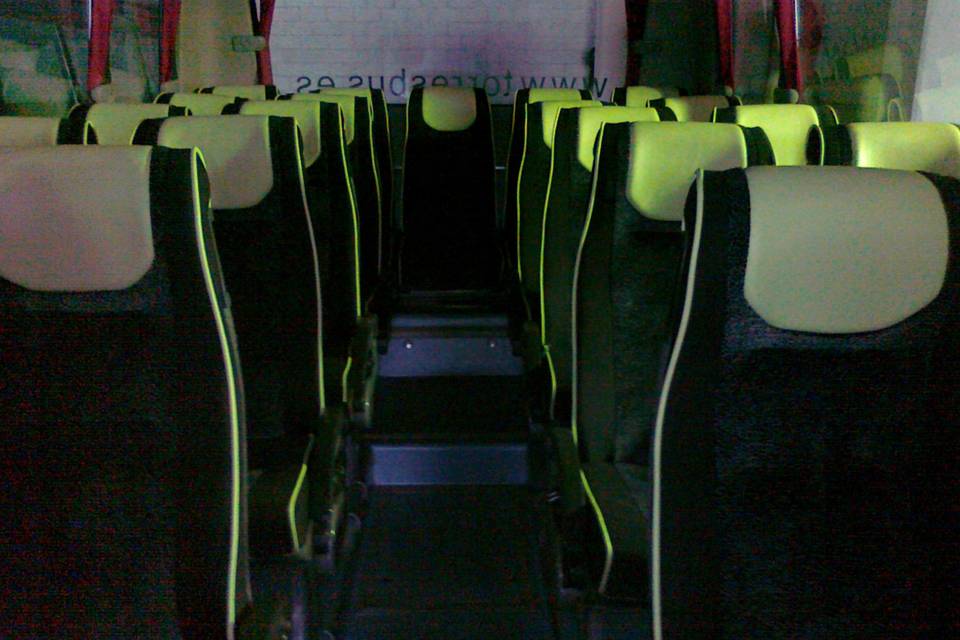 Interior del minibús para bodas