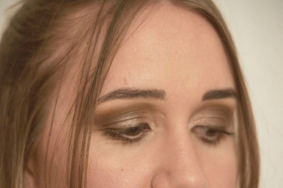 Maquillaje ahumado en tonos ti