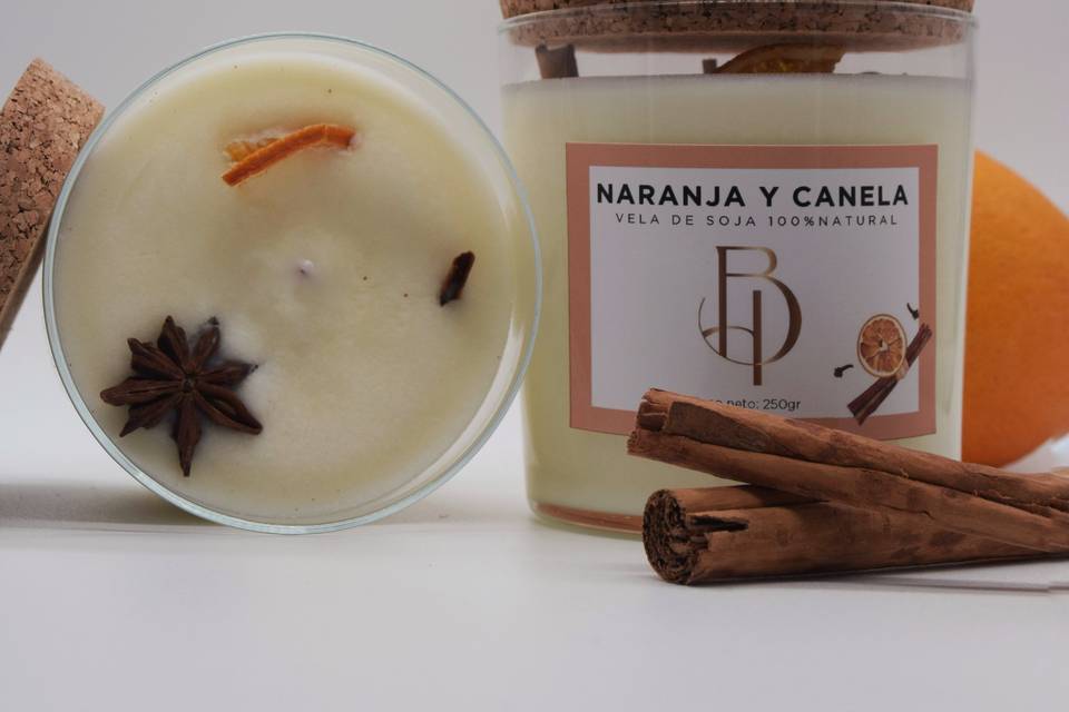 Vela naranja y canela