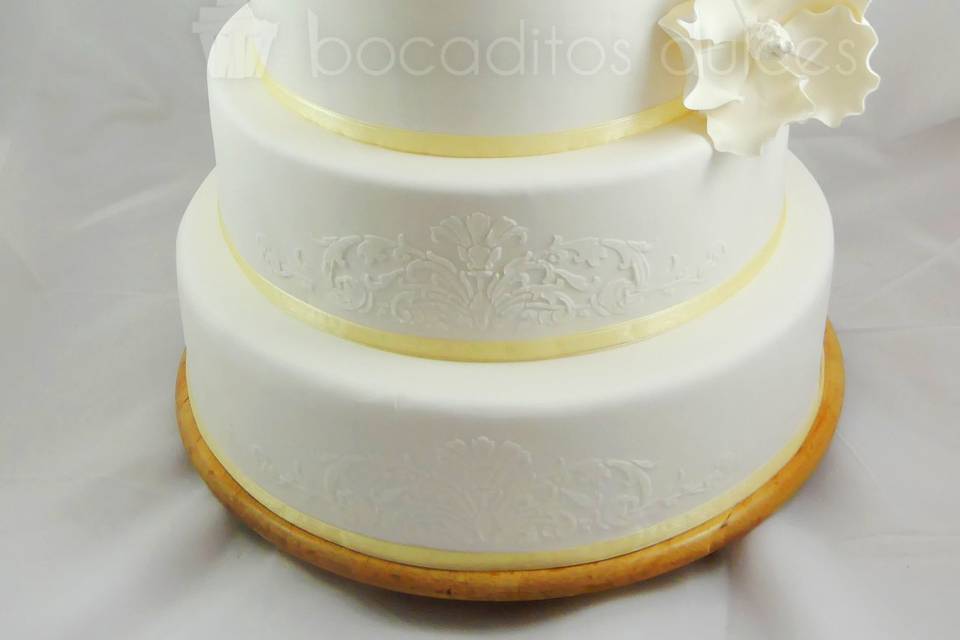 Tarta blanco sobre blanco