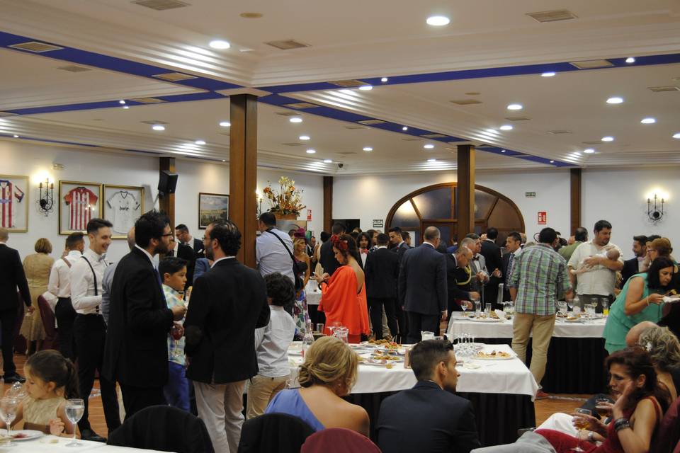 Invitados llegando al salón