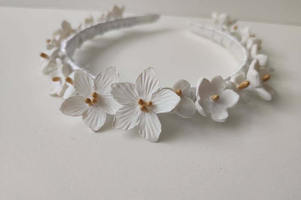 Diadema de lirios blancos