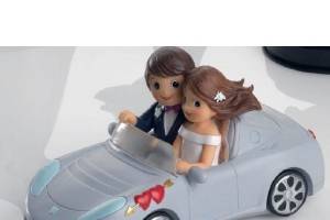 Pareja de novios en coche