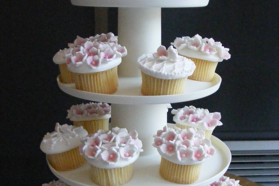 Pastel y cupcakes de flores
