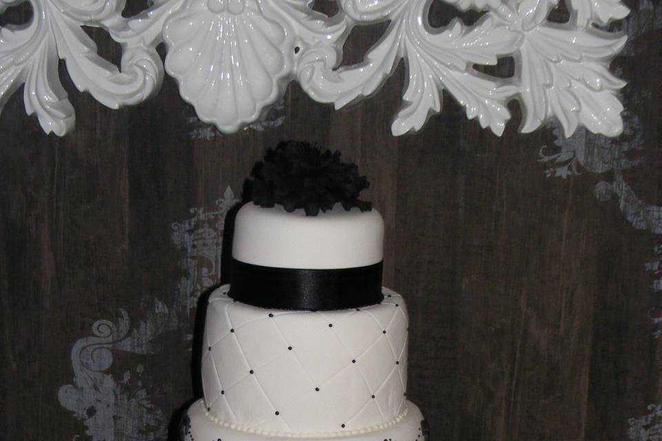 Pastel con silueta de novios