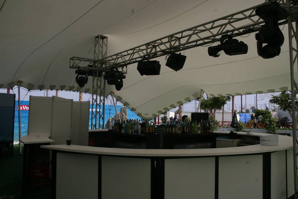 Carpa con barra de feria