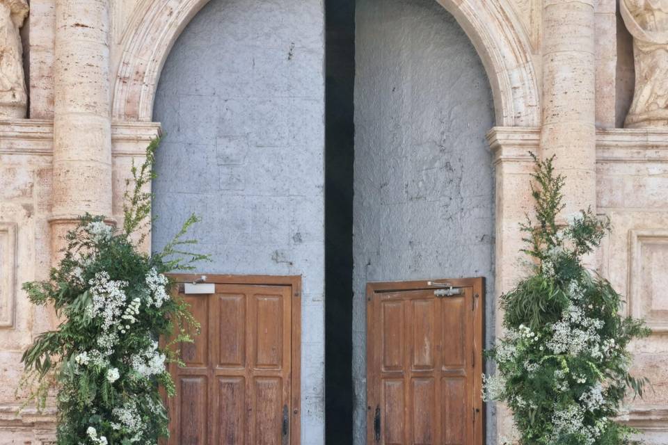 Decoración puerta de iglesia