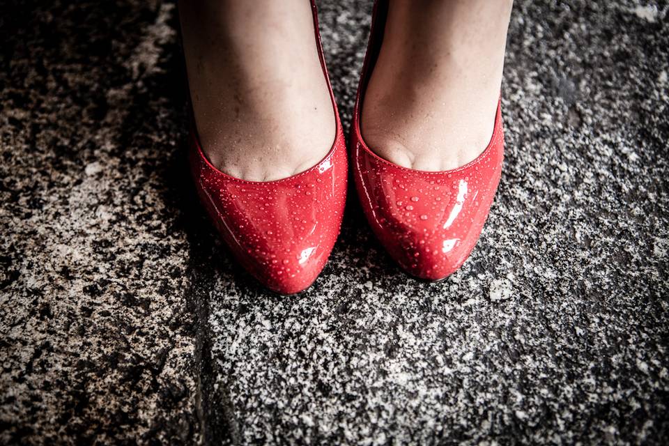 Zapatos rojos en la lluvia