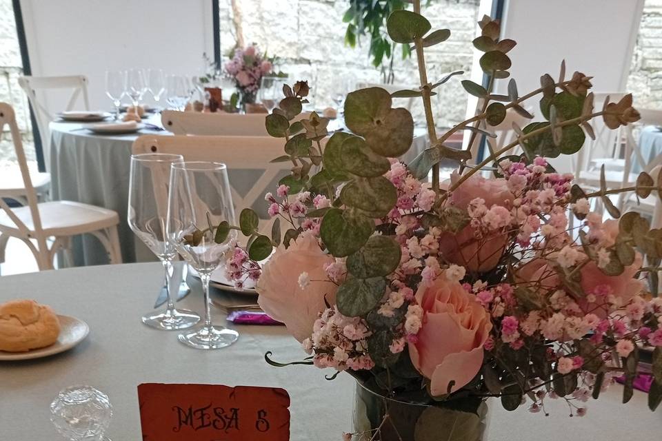 Mesero y flores
