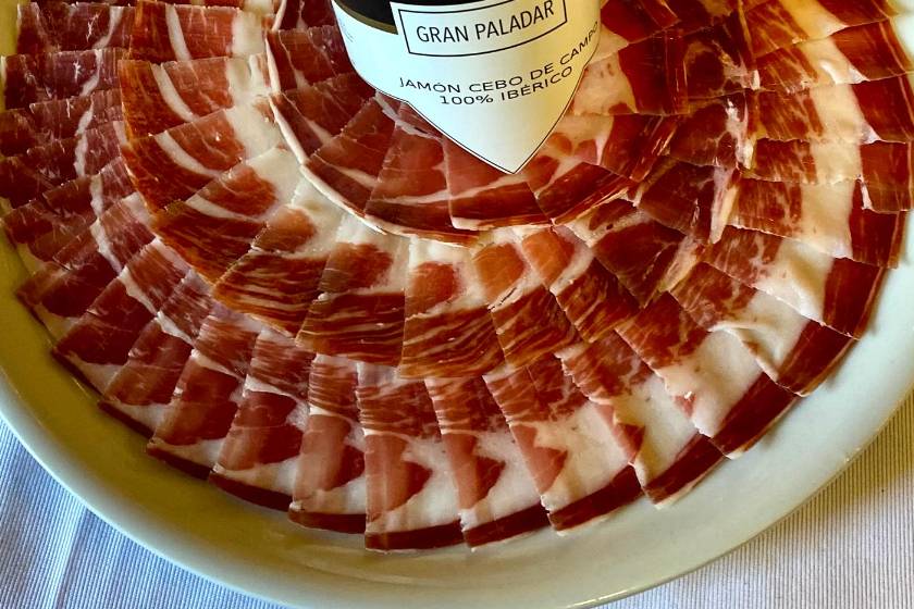 Plato de jamón de cebo