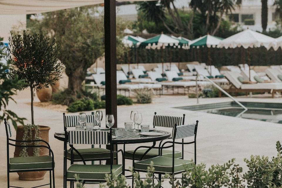 Terraza junto a la piscina