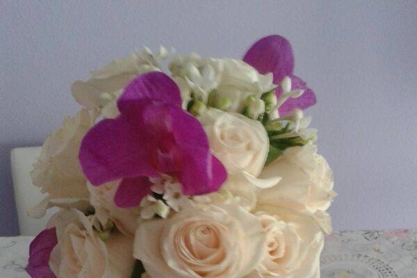 Ramo rosas y orquidea fucsia