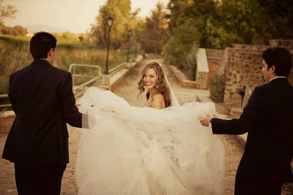 Sujetando la cola del vestido