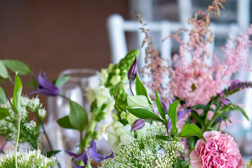 Detalle floral en mesa