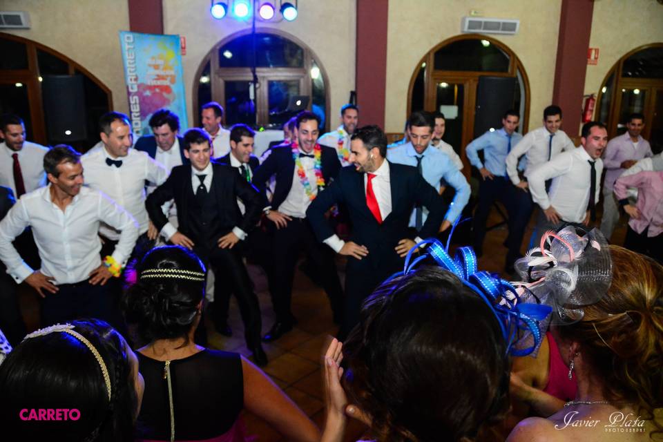 Bailan los hombres de la boda