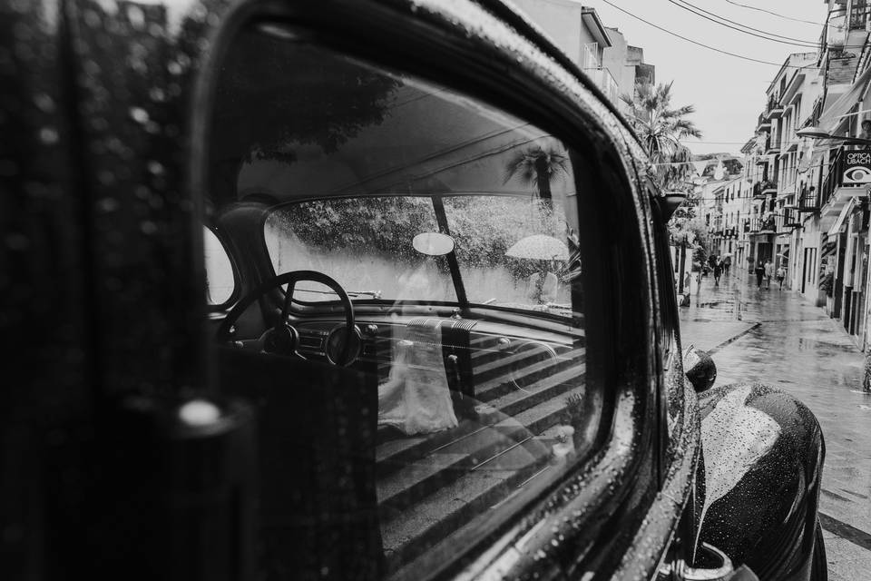 Novios en el coche