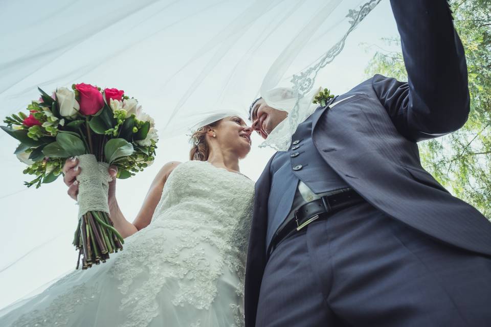 Novios en el jardín