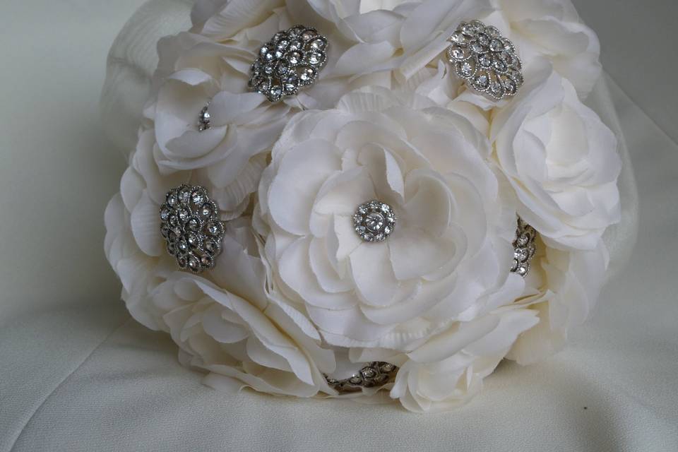 Ramo de flores organza y broches