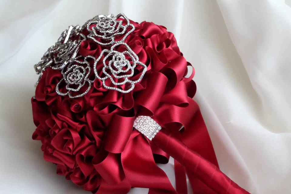 Ramo de novia rojo con broches