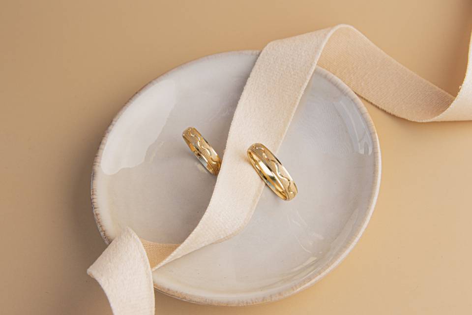 Alianzas de oro amarillo