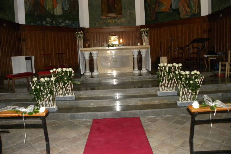 Altar con rosas blancas