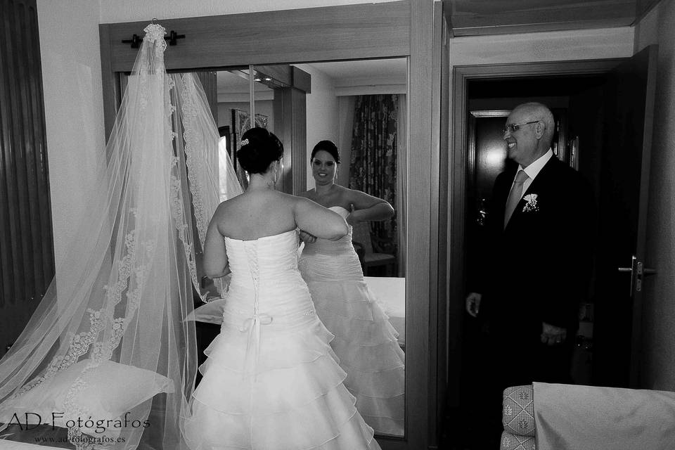 Padre mirando a la Hija