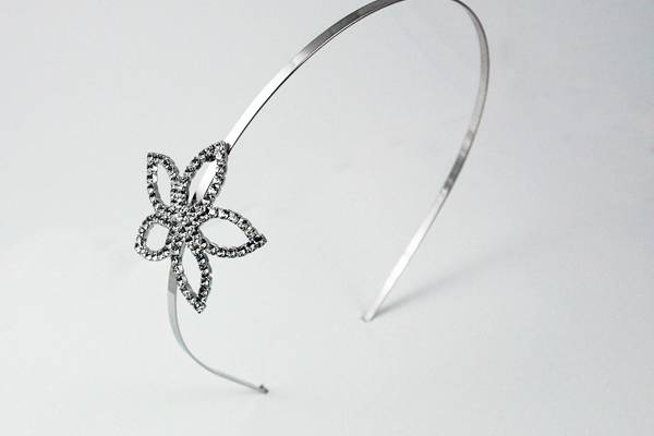 Diadema con flor de strass