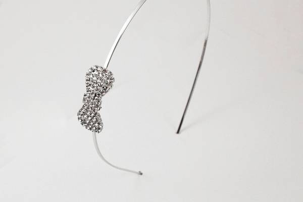 Diadema con lazo de strass