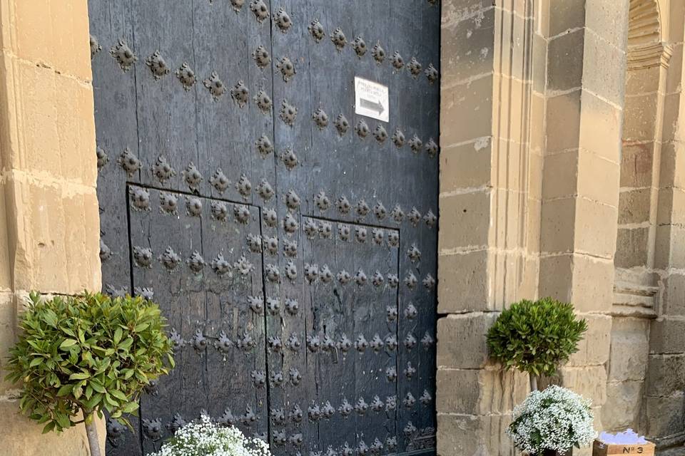 Decoración de entrada a la iglesia