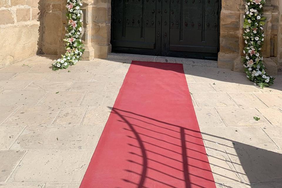 Decoración de entrada a la iglesia