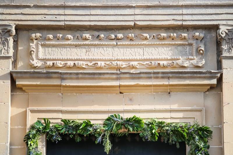 Decoración de entrada a la iglesia